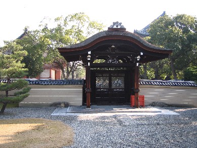 京都、東寺小子房勅旨門.jpg