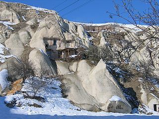 人が住んでいる岩窟