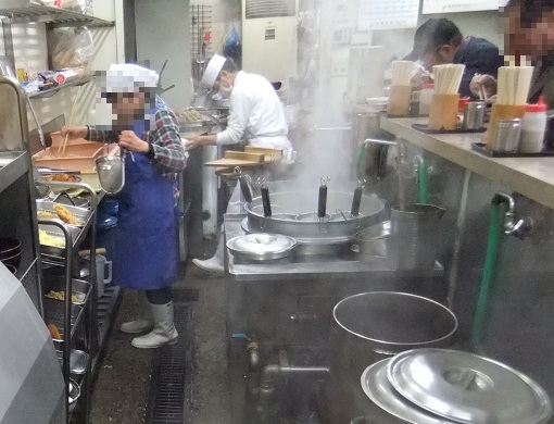 山田屋＠千束の厨房内作業