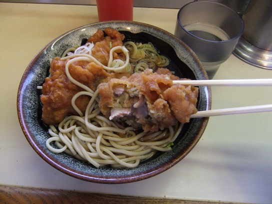 弥生軒６号店＠JR我孫子駅の唐揚そば２