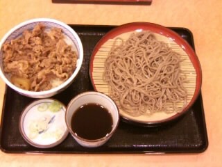 千住旭町・吉野家北千住店の牛丼と十割そばセット