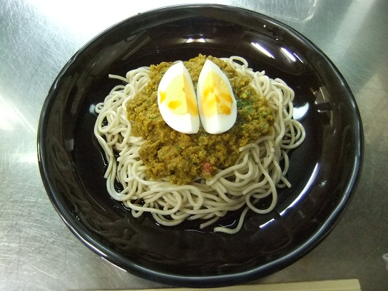 爽亭＠上野11･12番線ホームのキーマカレーそば