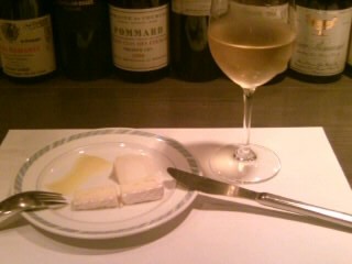 千住２丁目・ヴィノフルートで白ワインとチーズ