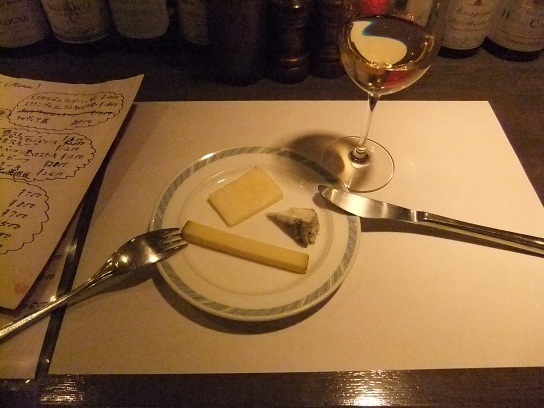 千住２丁目・ヴィノフルートで白ワインとチーズ