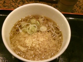 笠置そば東新宿店のたぬきそば