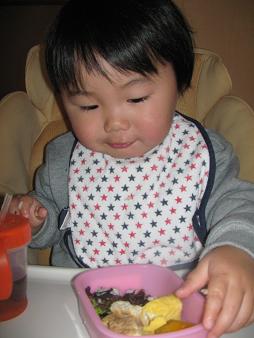 弁当食べるレン.jpg