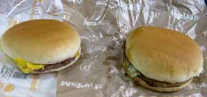 購入したチーズバーガーとマックポーク