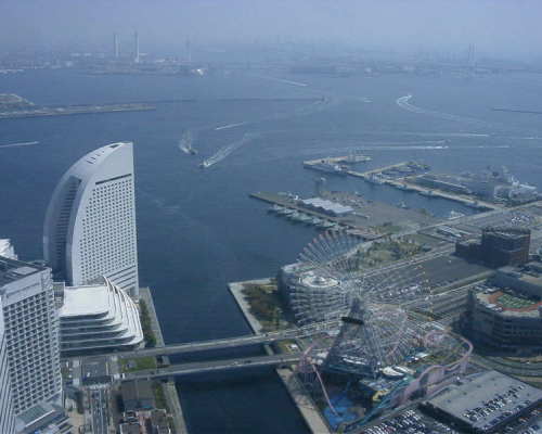 窓からの朝の横浜港