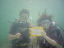 海の中で記念写真♪