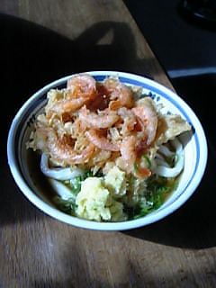 山下のうどんと芝エビのかき揚げ