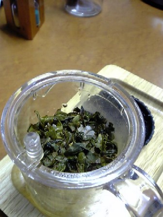 凍頂烏龍茶の茶葉が少し開いてきました。