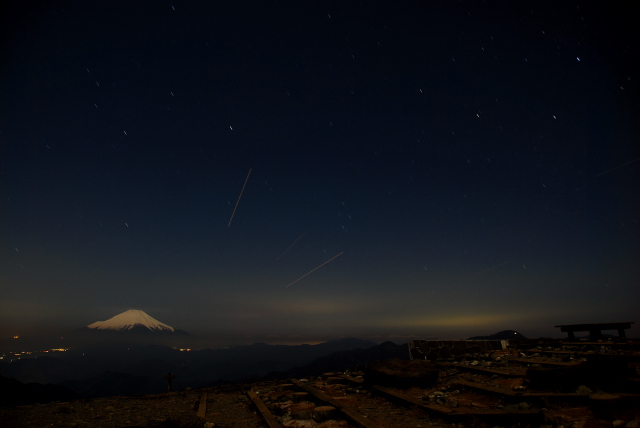 月光に照らされる夜の富士山