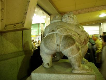 ＜お相撲さんの像＞