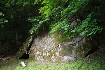 丹内山神社御神体