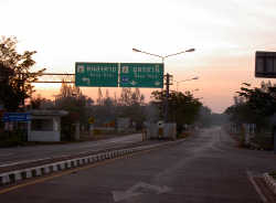 ノンカーイとウドンターニー方面を示す看板