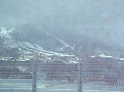 雪にかすむ磐梯山