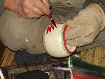 遠刈田系こけし職人　大森久一さんの絵付け