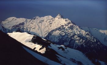 燕山荘から見たＧＷの頃の槍ヶ岳とアルプス銀座