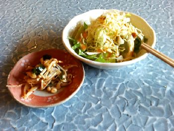 焼肉茶屋 牛華のサラダと小鉢