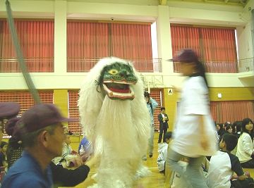 獅子舞が舞う