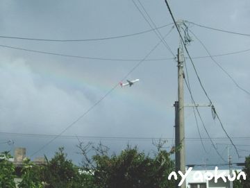 【島の風景】虹と飛行機。