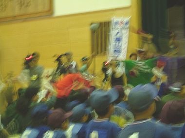 揺れる体育館