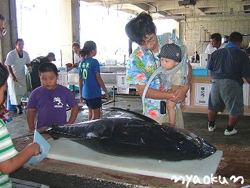 マグロと記念撮影する親子【さかな祭】