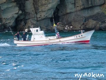 手を振って出航。「絶対釣ってくるぞー！！」