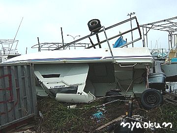 何ｔもある船もひっくり返って・・・