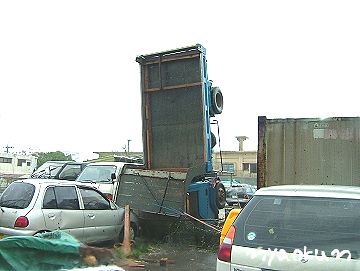 トラックが逆立ち【台風13号】