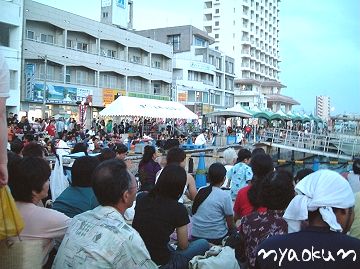 人がいっぱいの港祭り