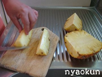 石垣では11月でもパイナップルが食べれます。