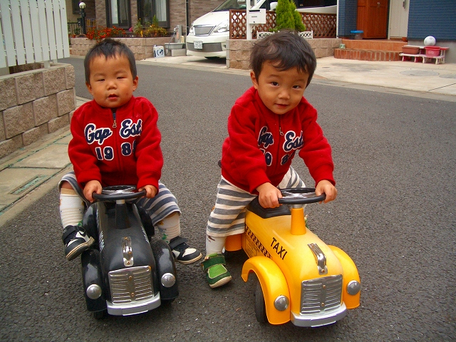 外で車遊び