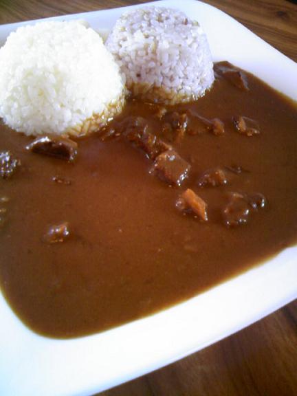 雑穀米と白米の二色カレー　
