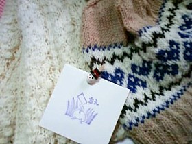 かわいい編み込み帽子と素敵な模様編みマフラー