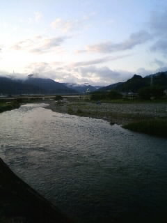 川より雲を