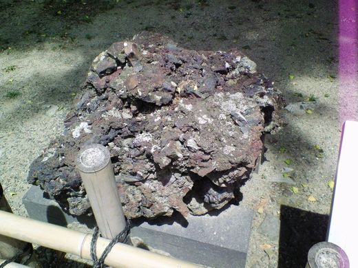 高熱で融けて固まった瓦