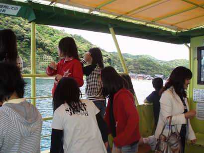 伊根湾めぐり　カモメのエサ遣りに熱狂する小学生2