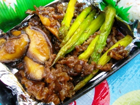 牛バラと椎茸とアスパラの甘辛炒め.JPG
