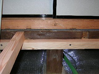 土台に根太受け補助を取り付け