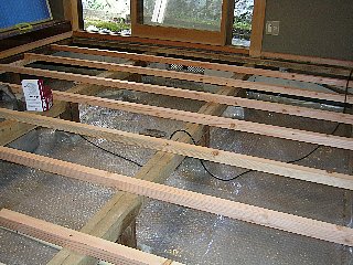新しい根太を並べ終わったところ