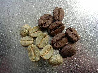 コーヒー生豆と焙煎豆の比較