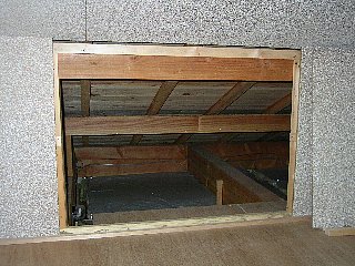 屋根裏収納庫の壁を一部撤去（後）