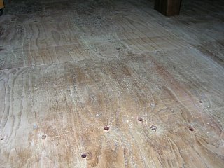 長雨で結露した床板（表）