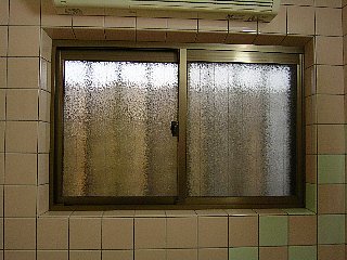 浴室窓の冷気対策（前）