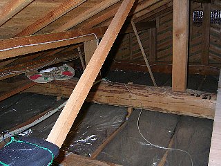 屋根裏断熱材の敷設1
