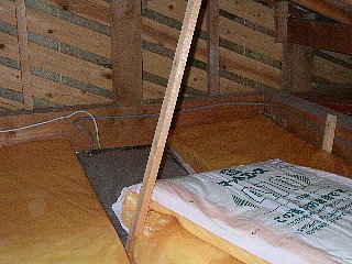 屋根裏断熱材の敷設5