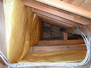 屋根裏断熱材の敷設7