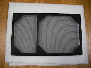 黒く塗装したスピーカー保護枠