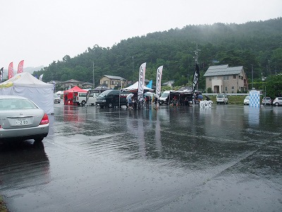 会場は雨